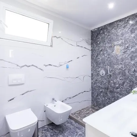 Exclusive 2 Bedrooms 아파트 티라나
